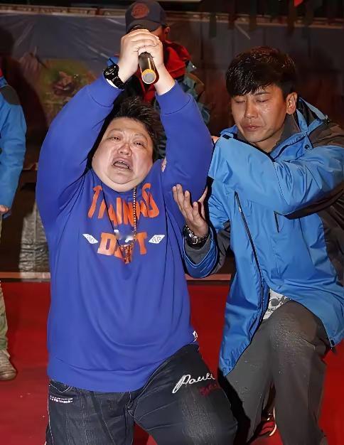 C位的人哭天喊地涕泪交加，旁边的配角配合也到位，动作、表情像不像演的，还是情到深