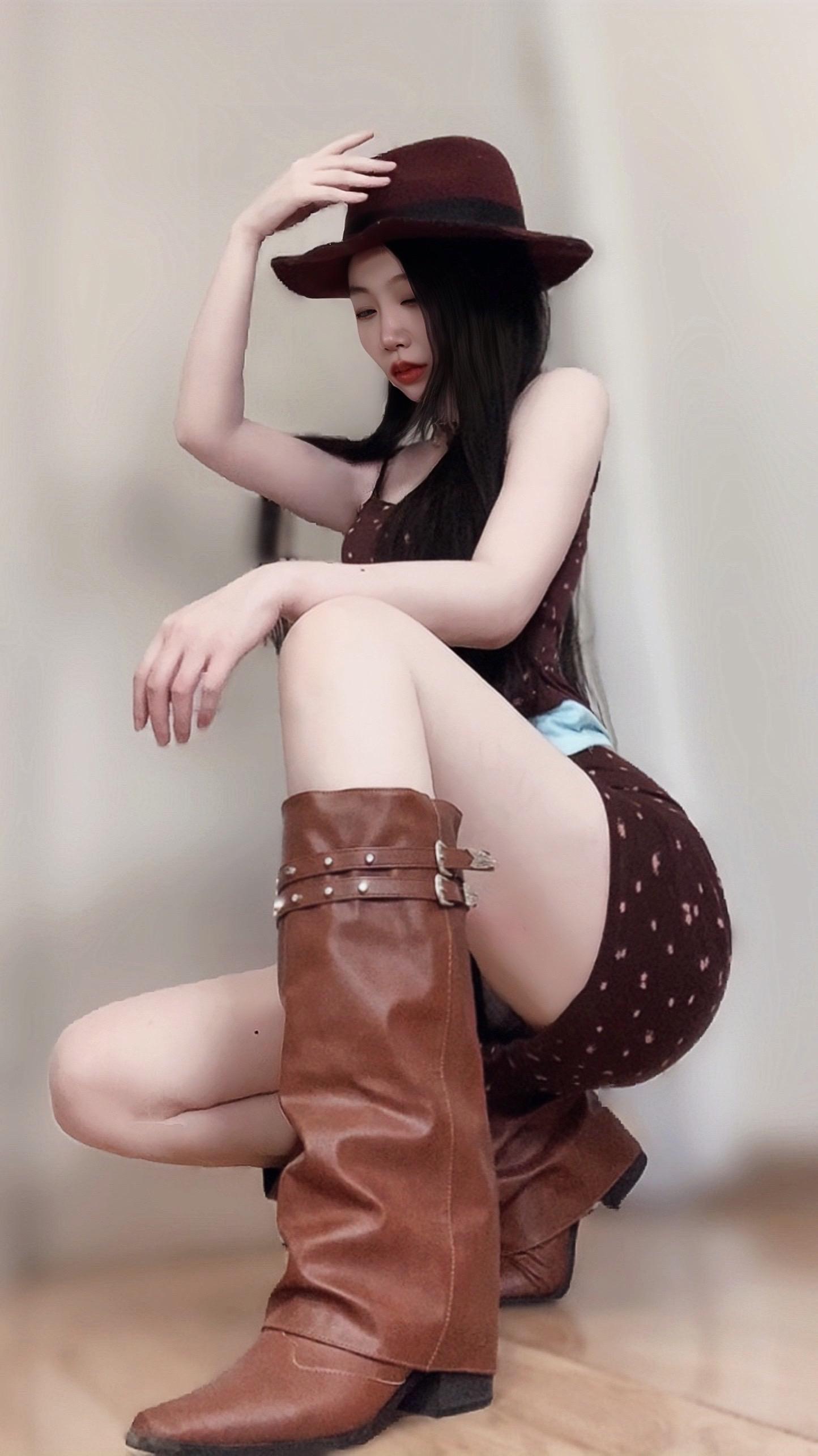 50岁依然保持好状态之。我是很普通的抽象女 承蒙厚爱愿意关注我  感谢...