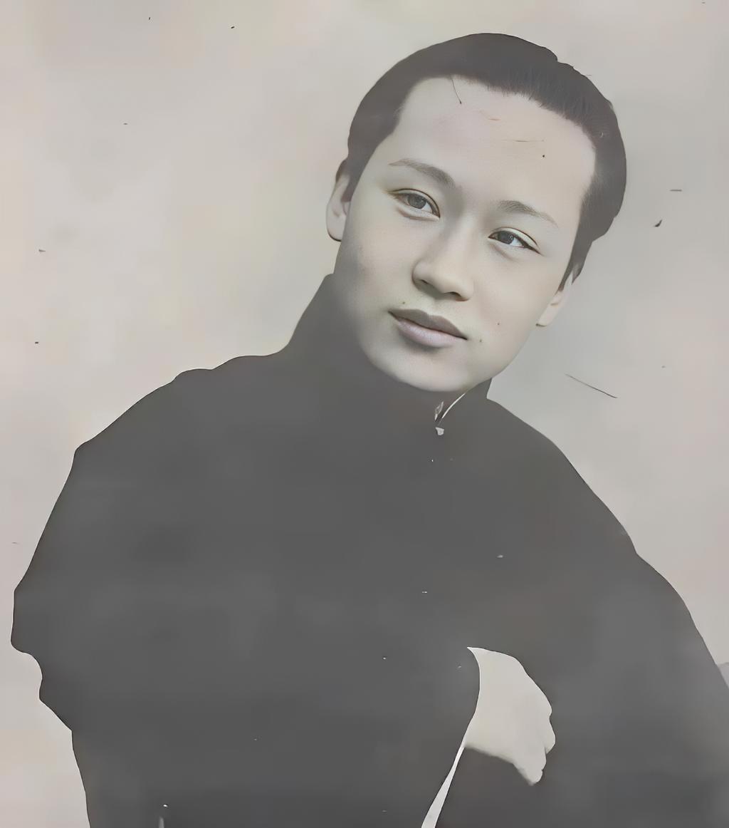 1918年，京剧大师荀慧生娶妻，入洞房后，迫不及待将新娘抱床上。不料，红盖头一掀