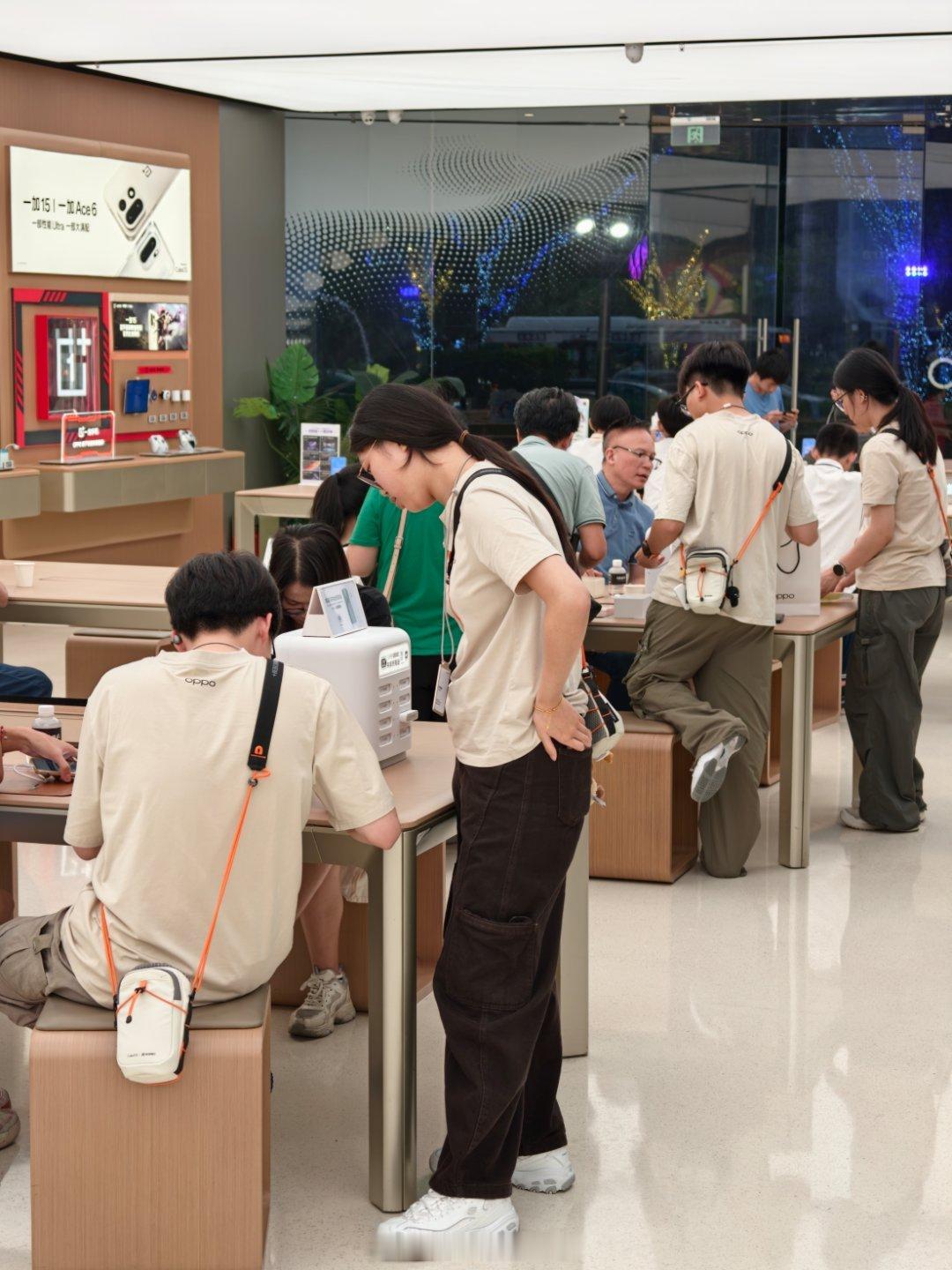 上大学之前选一台家庭预算之内的好手机是必要的，可以说这届毕业生把Reno买爆了高
