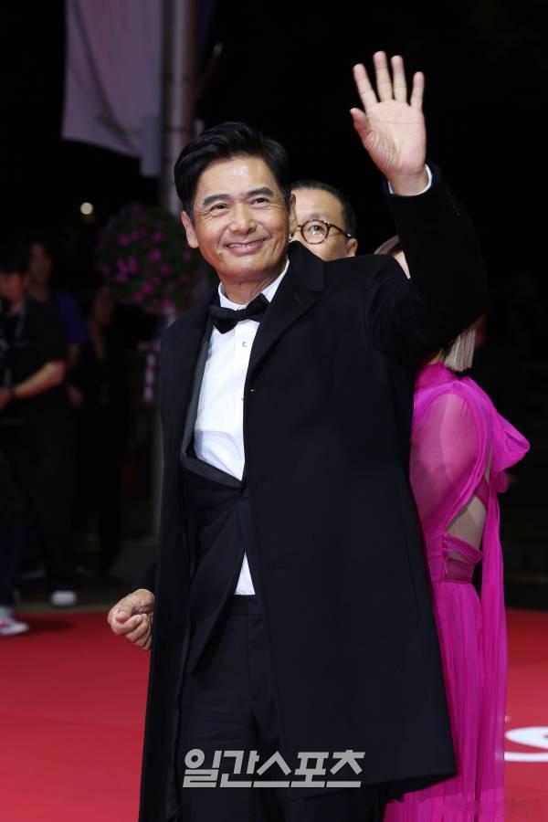 今晚韩国釜山电影节举行开幕式，来看看开幕式的红毯图吧～ ​​​