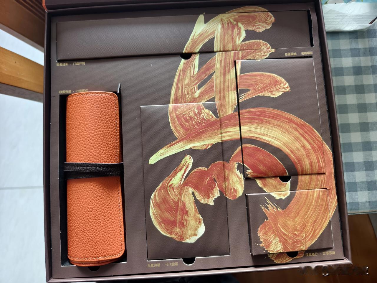 收到极氪的马年礼盒，里面还有0.1g黄金，现在金价高啊，哈哈。还有一个签筒，可以