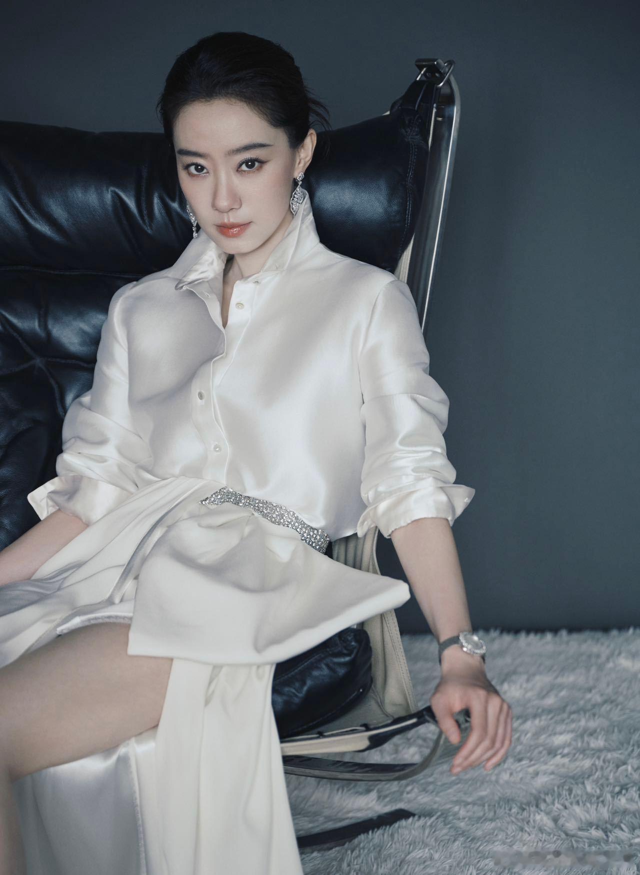 张小斐白裙主人级别 被张小斐的白裙造型狠狠惊艳到，干净利落的衬衫裙版型衬得她身姿