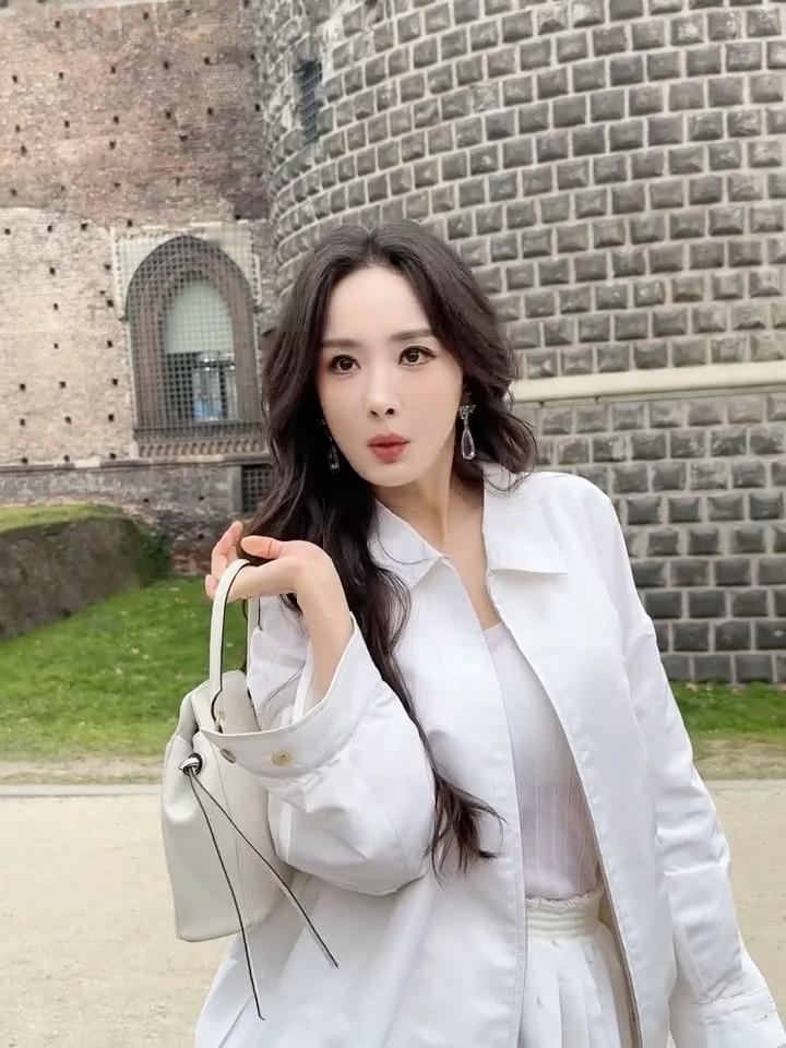 吹头发这一下哈哈哈哈哈哈哈杨幂请有点大美人的包袱好吗！！！！！！ 