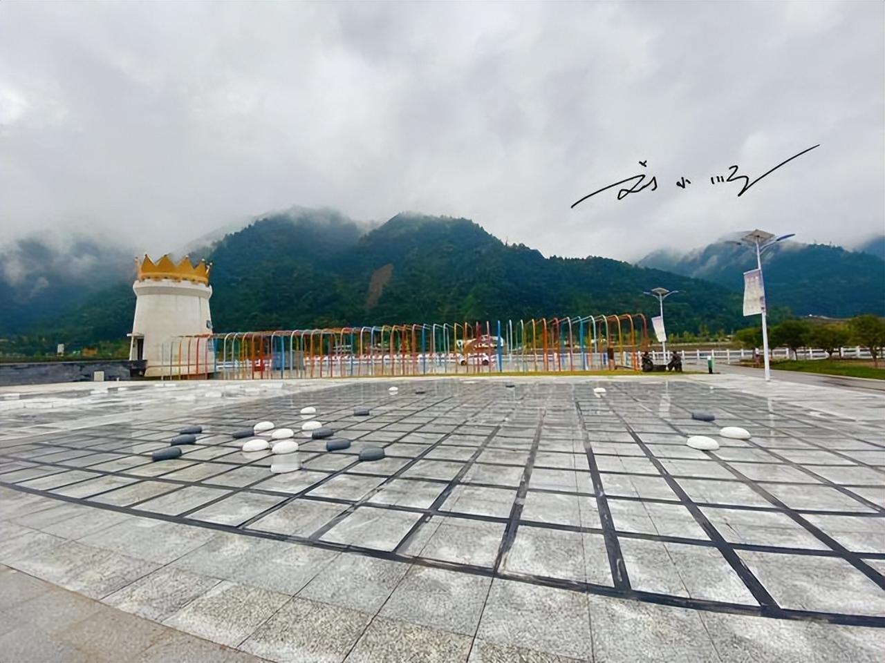 前段时间我和朋友去四川绵竹旅游，在德阳市北部的绵竹市清平镇，发现了一座奇特的“棋
