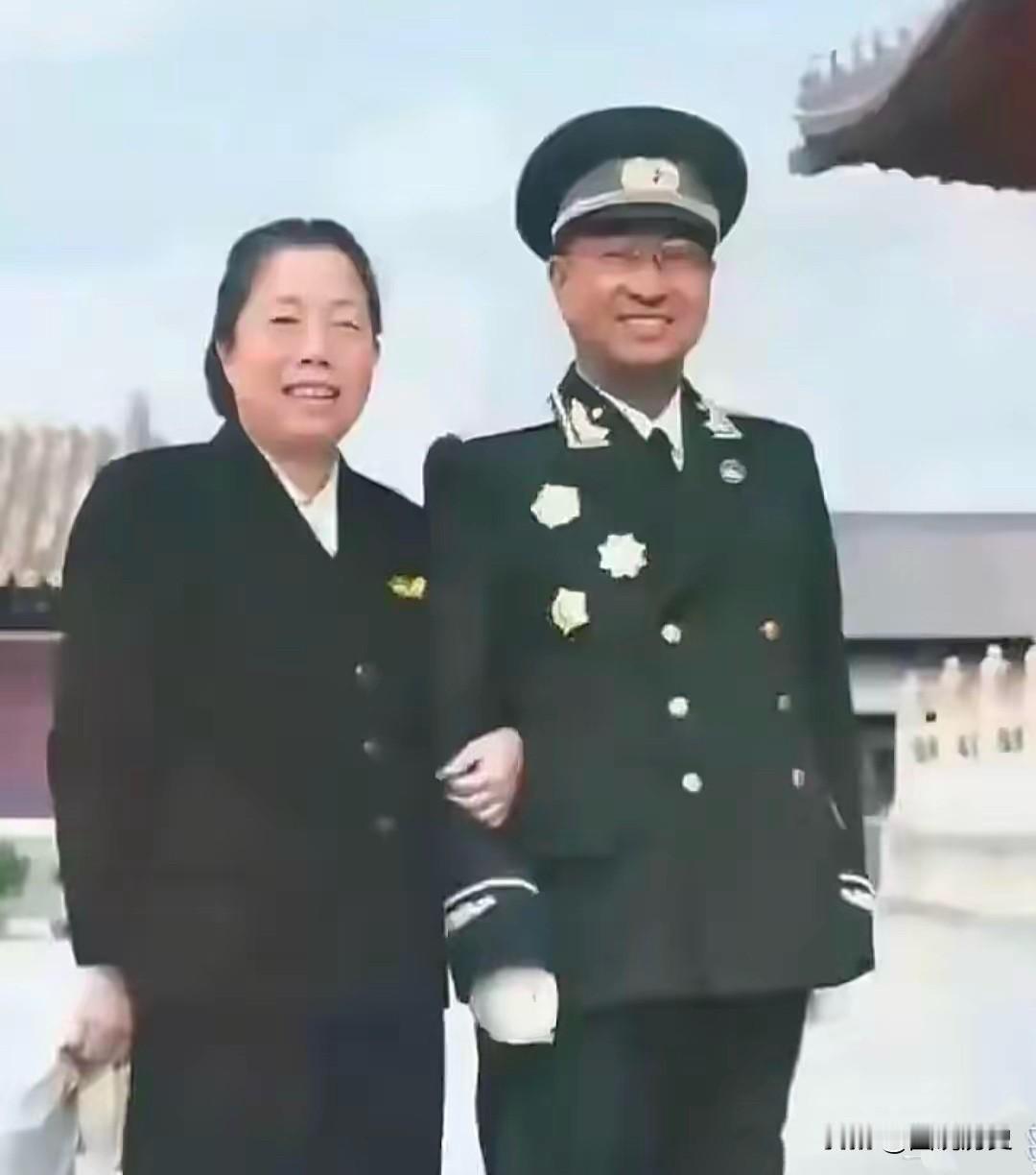 最真挚的姐弟情

这张珍贵合影拍摄于1955年，大授衔结束后，陈赓被授予大将军衔