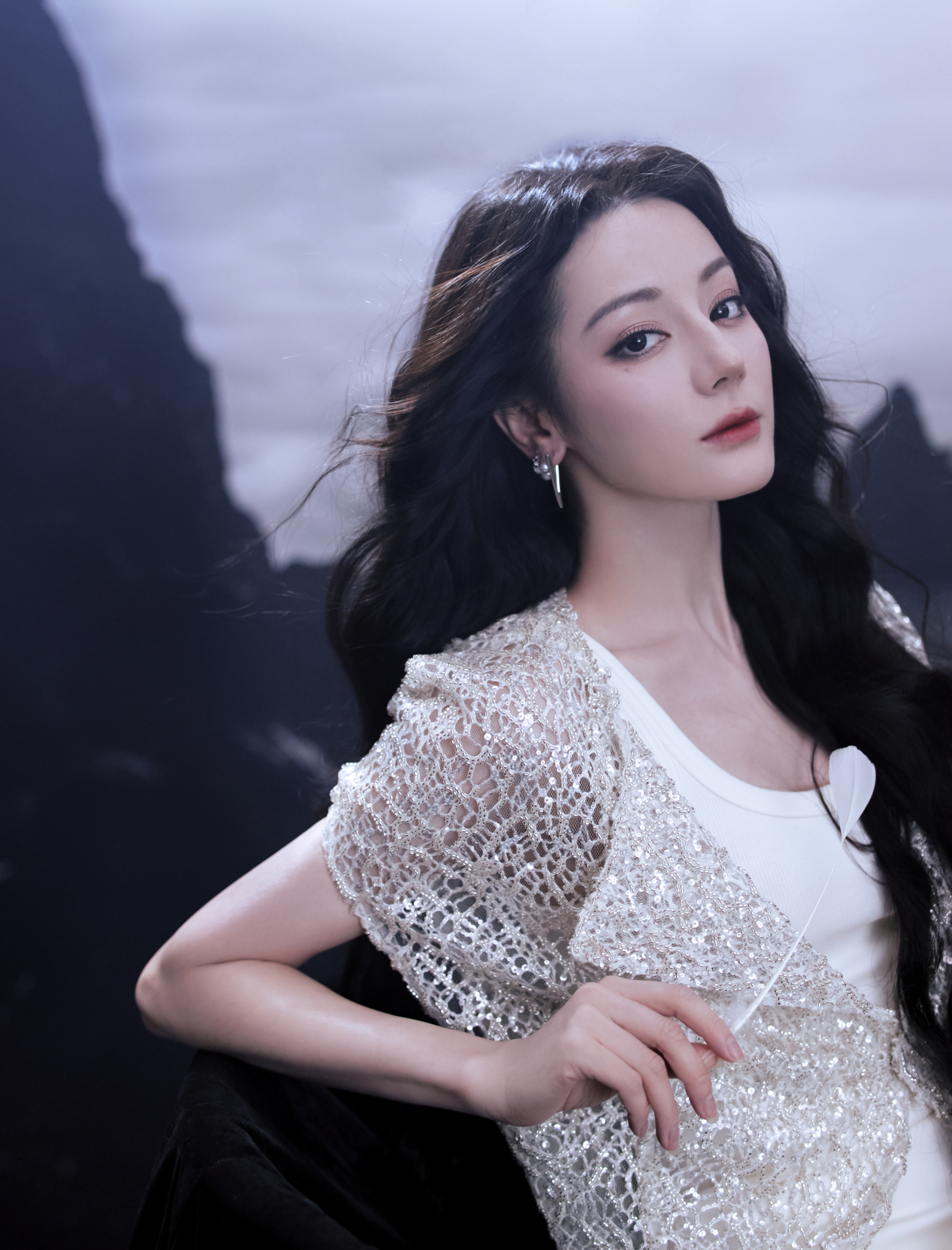 迪丽热巴   热巴倩影，海风轻拂白裳，曲线玲珑，尽显婀娜身姿。🌊💃#迪丽热巴