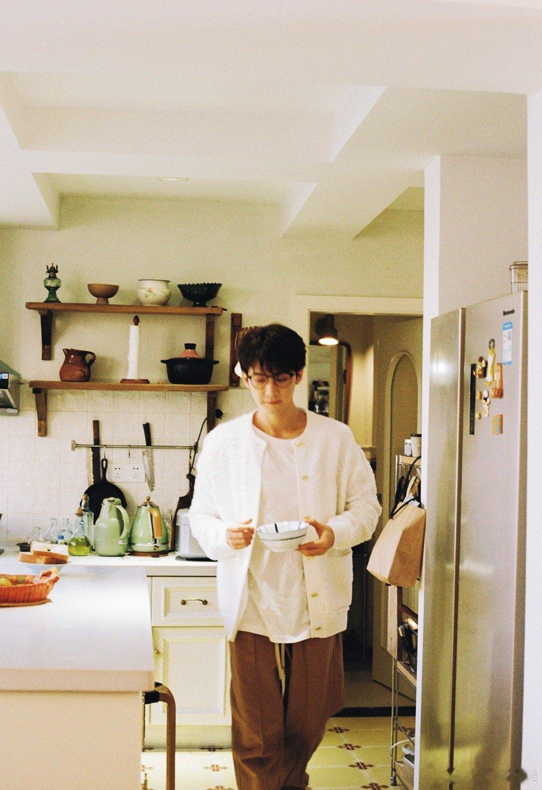 檀健次元宵团圆吃汤圆  檀健次元宵节吃奇迹汤圆 谁能不被檀健次吃奇迹汤圆的可爱瞬