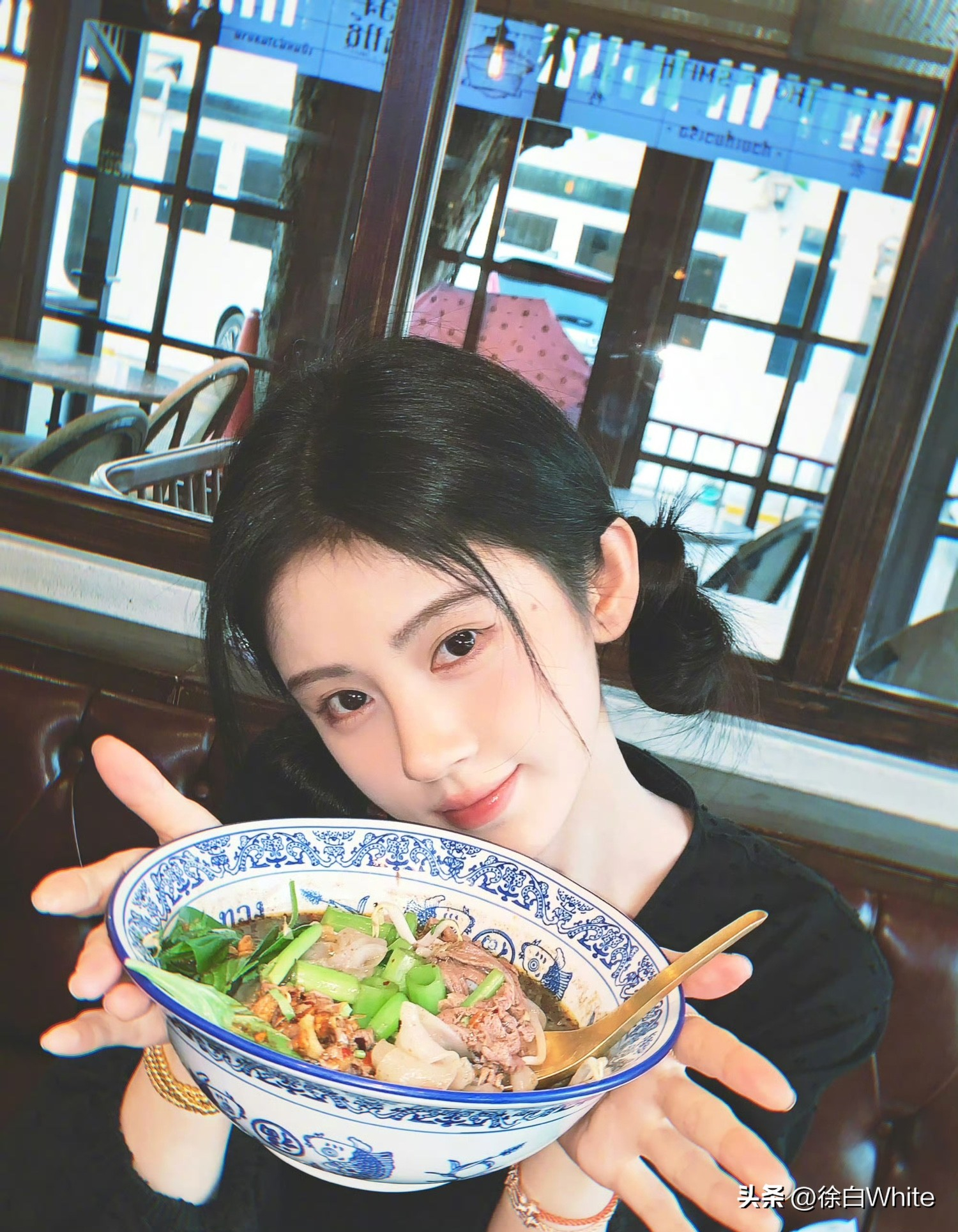 鞠婧祎被举报，本人丝毫不带怕的，该干嘛还是干嘛，举报她的人要气晕了，原以为今天的