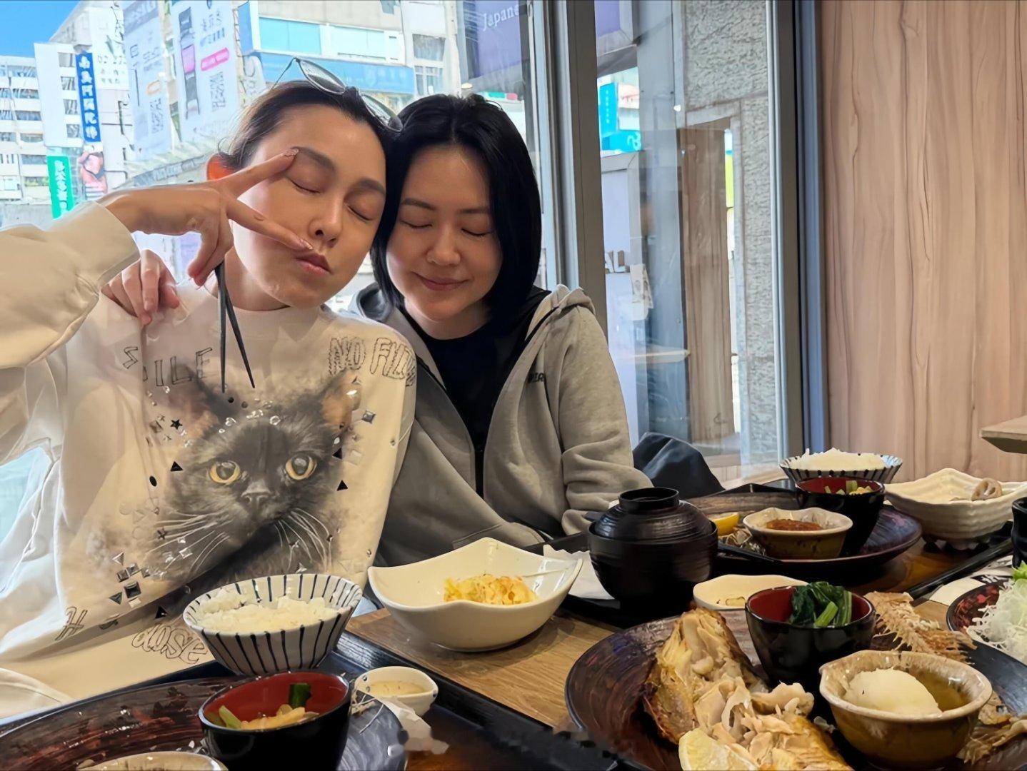 范玮琪方发声明辟谣范玮琪这个项链不是骨灰项链，但是她跟大小s的友情不容质疑。之前