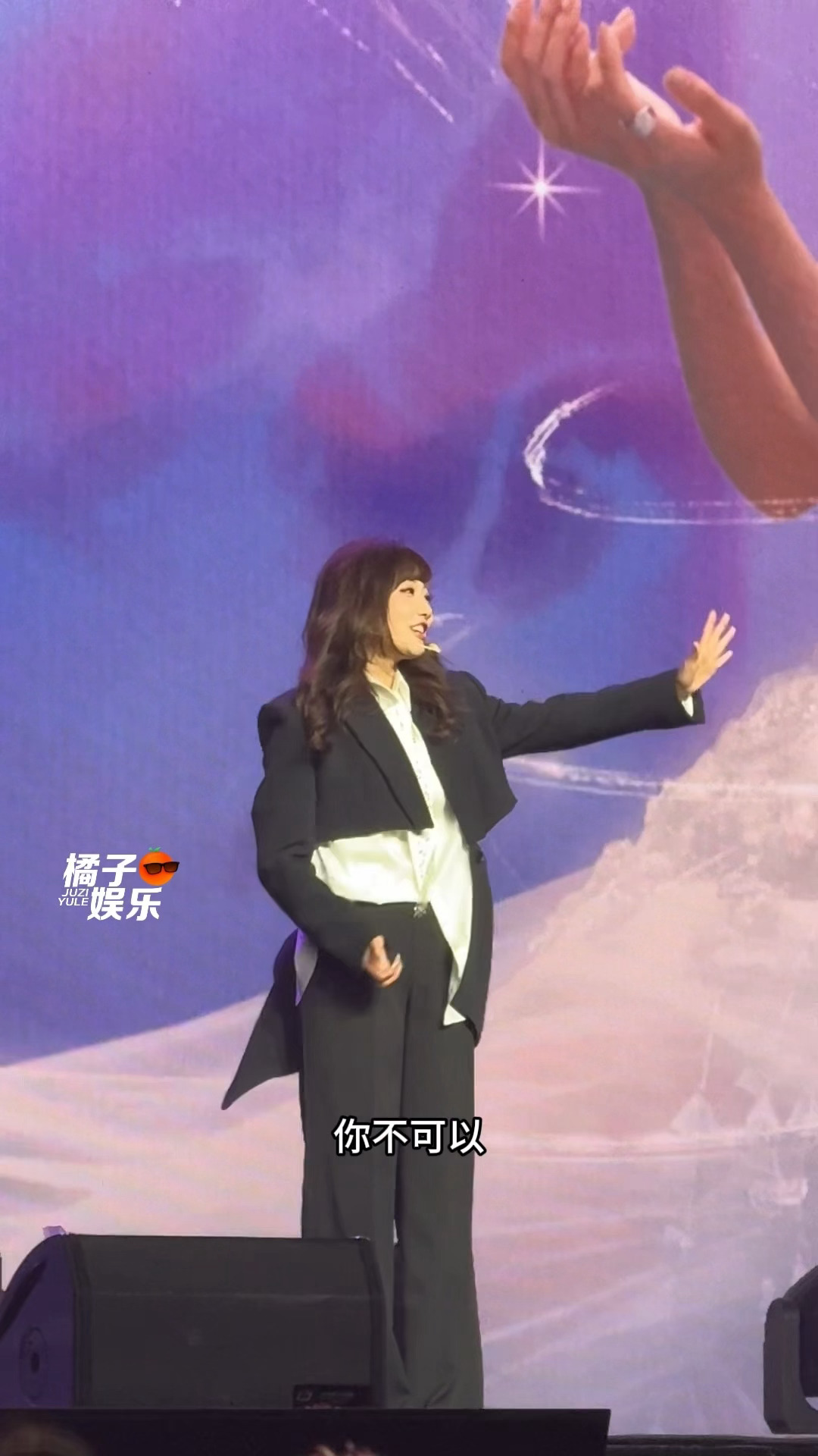 台下男粉：“我可以！！”李艺彤：“你不可以！”“好吧 也不是不行吧”李艺彤听到男
