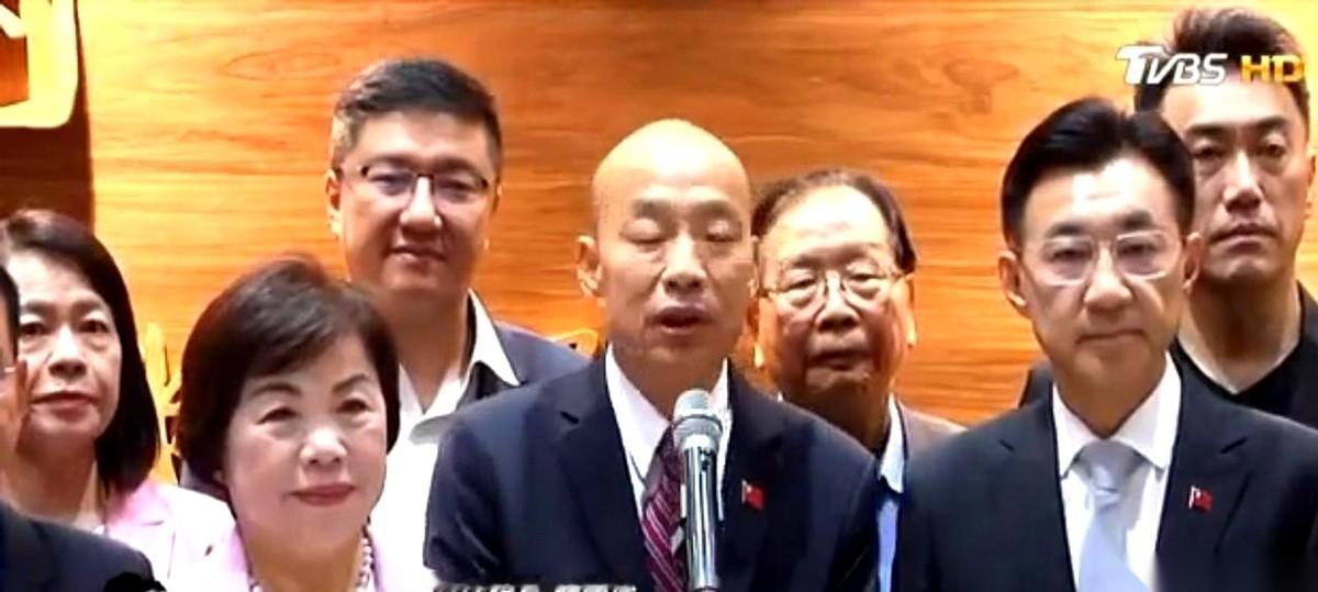 最狠的不是当面骂你，是人家开大会，压根就不喊你。
满屋子都是“自己人”，推杯换盏