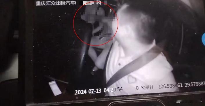 重庆，一出租车司机对车上的女乘客提出摸胸部来抵车费的想法，两个女子没有拒绝。司机