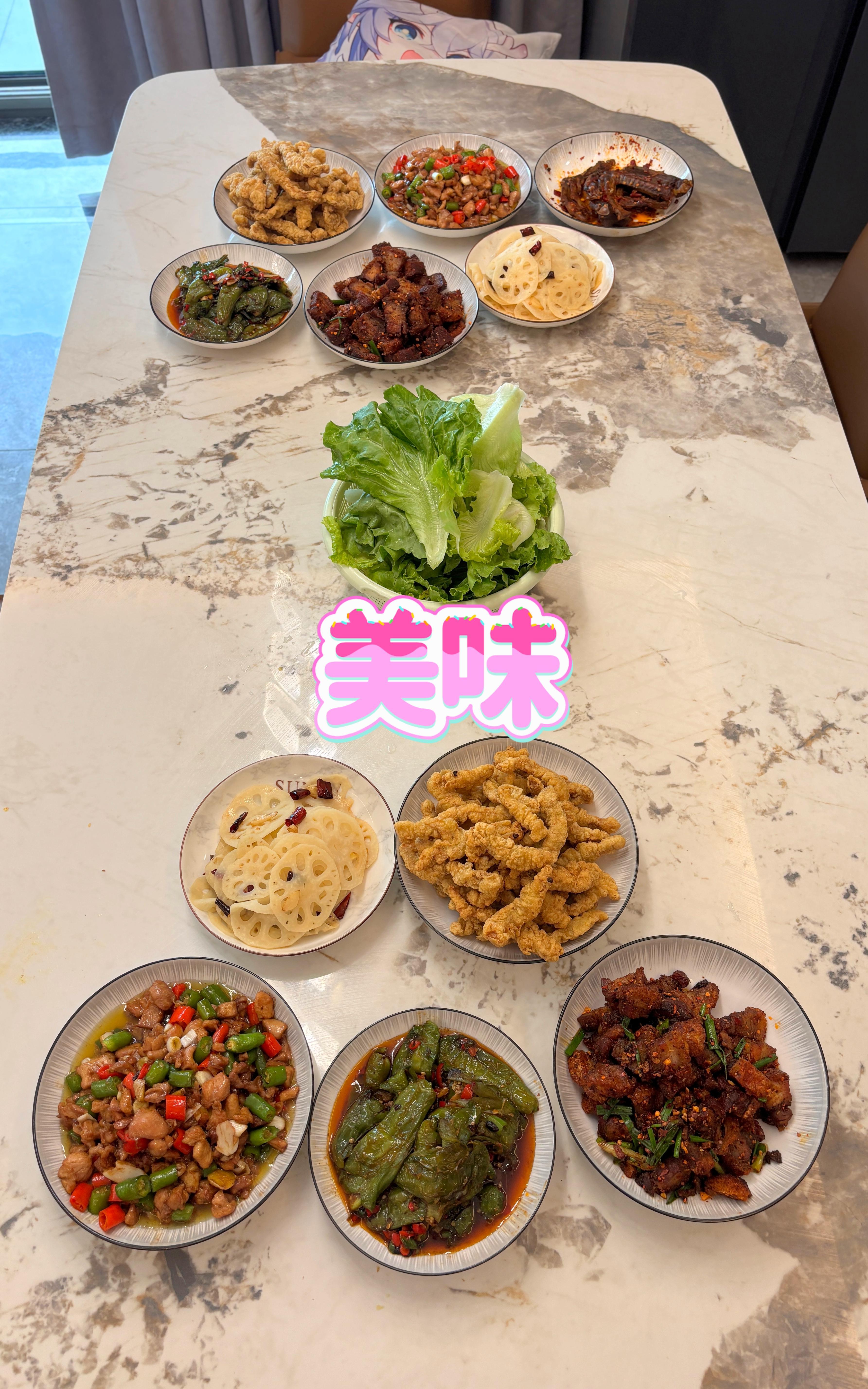 兔崽今天吃啥 利刃出鞘火力全开 炸肉香酥，生菜解腻，炒菜下饭——今天的晚饭完美。