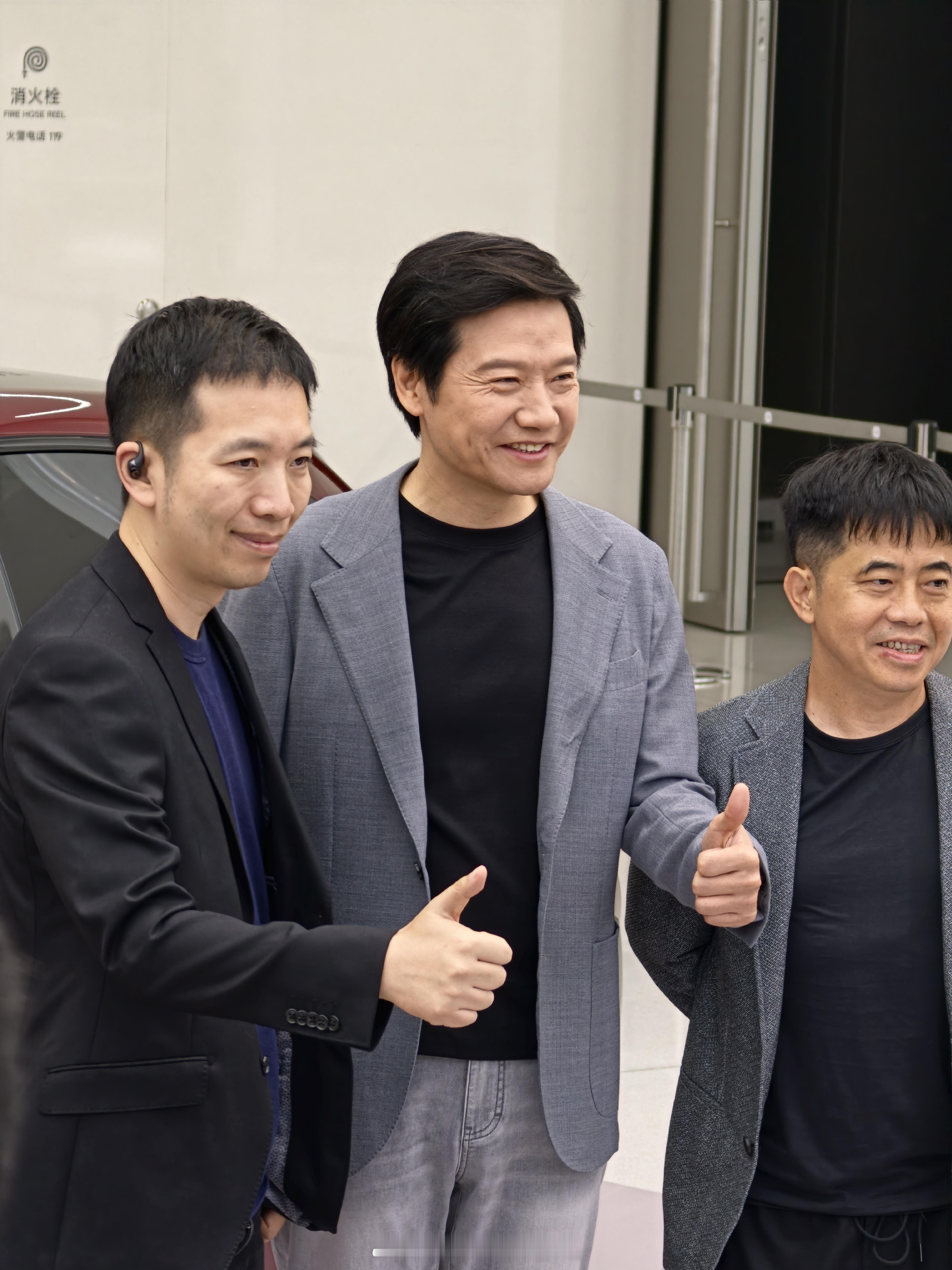 雷总不知道从哪儿就冒出来了，洪峰也来了