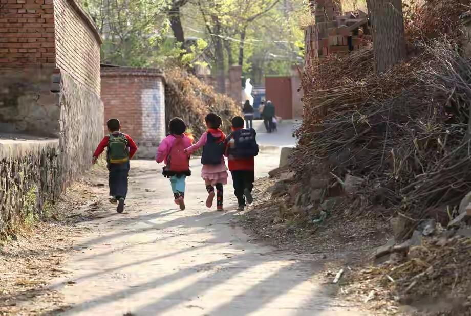 超负荷的县城学校挤满了疲惫的师生60多个人把县城学校的教室挤得满满当当，后排的孩