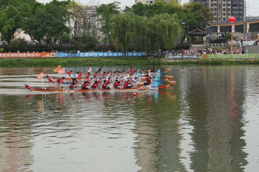 桨落浪起！今天（5月8日）早上8点半，五通桥涌斯江“水上F1”燃爆了！
今天是一