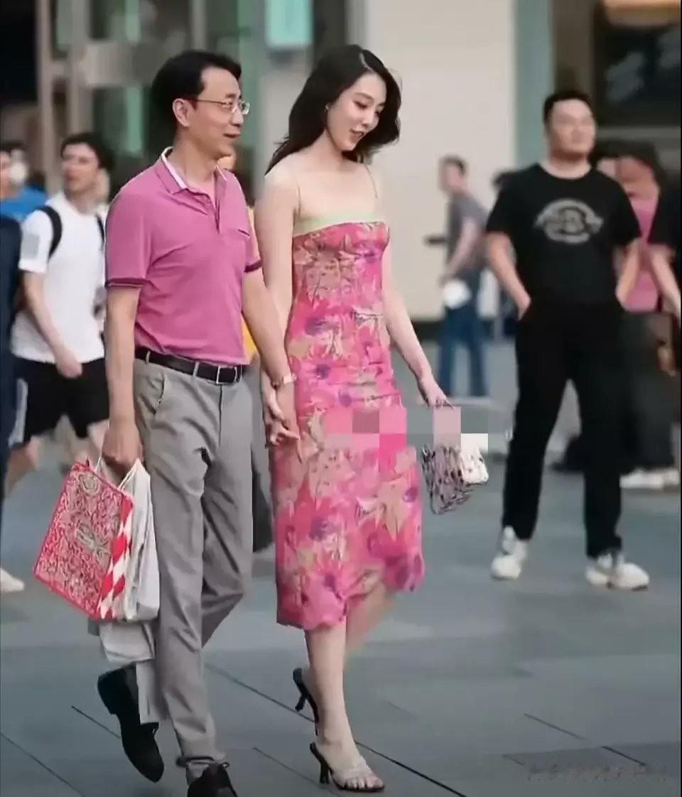 万万没想到，平时惹人嫌的成都太古里街拍居然立了“大功”。中石油领导胡继勇到成都视