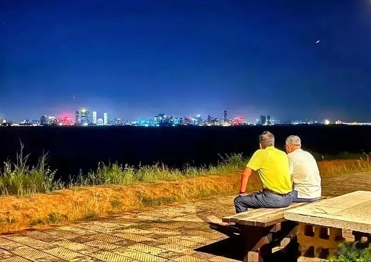 【郭台铭柯文哲从金门夜望厦门，两岸和平统一有望吗？】

5月30日，岛内大佬郭台