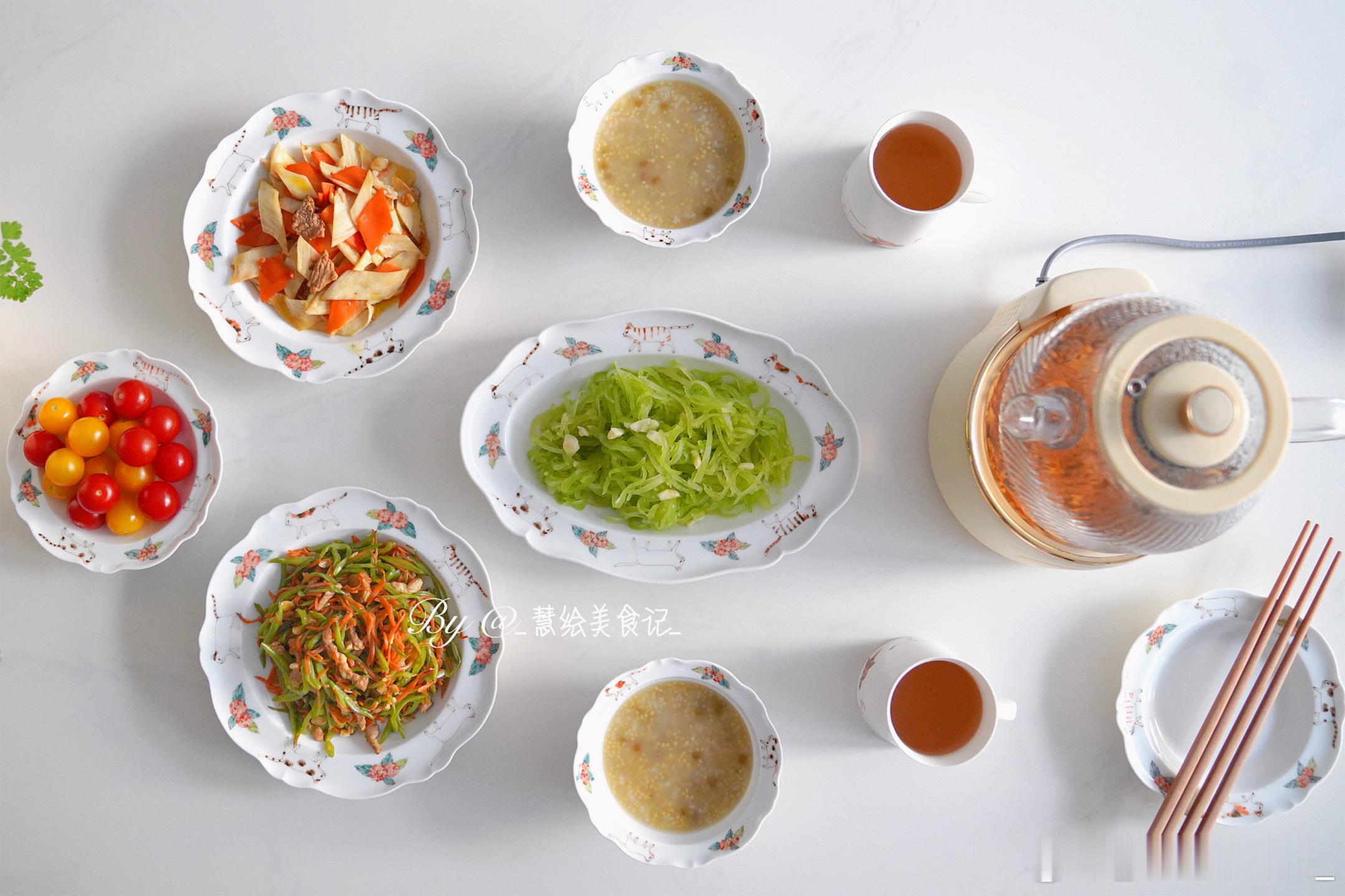 早安~早餐茭白炒胡萝卜、豆角炒肉、凉拌笋丝、米粥、小番茄、红豆薏米茶~ ​​​