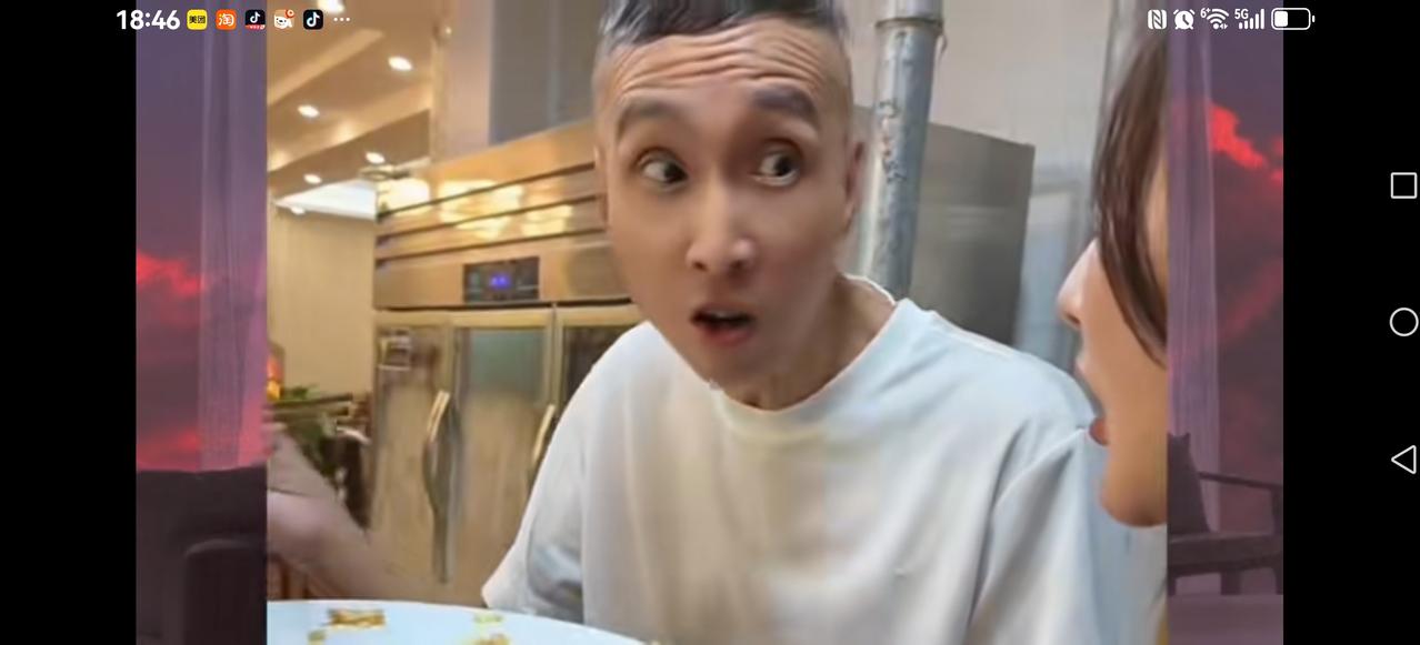【条子也砸缸？】
这位博主叫“条子”
视频小品引发轰动：
有人问他最佩服谁
条子
