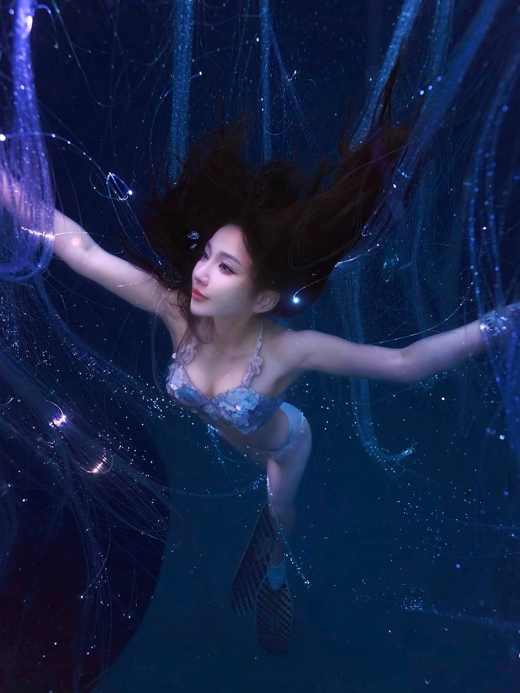 小鹿流光人鱼大片遭了是心动💗的感觉！流光人鱼版小鹿 ​​​