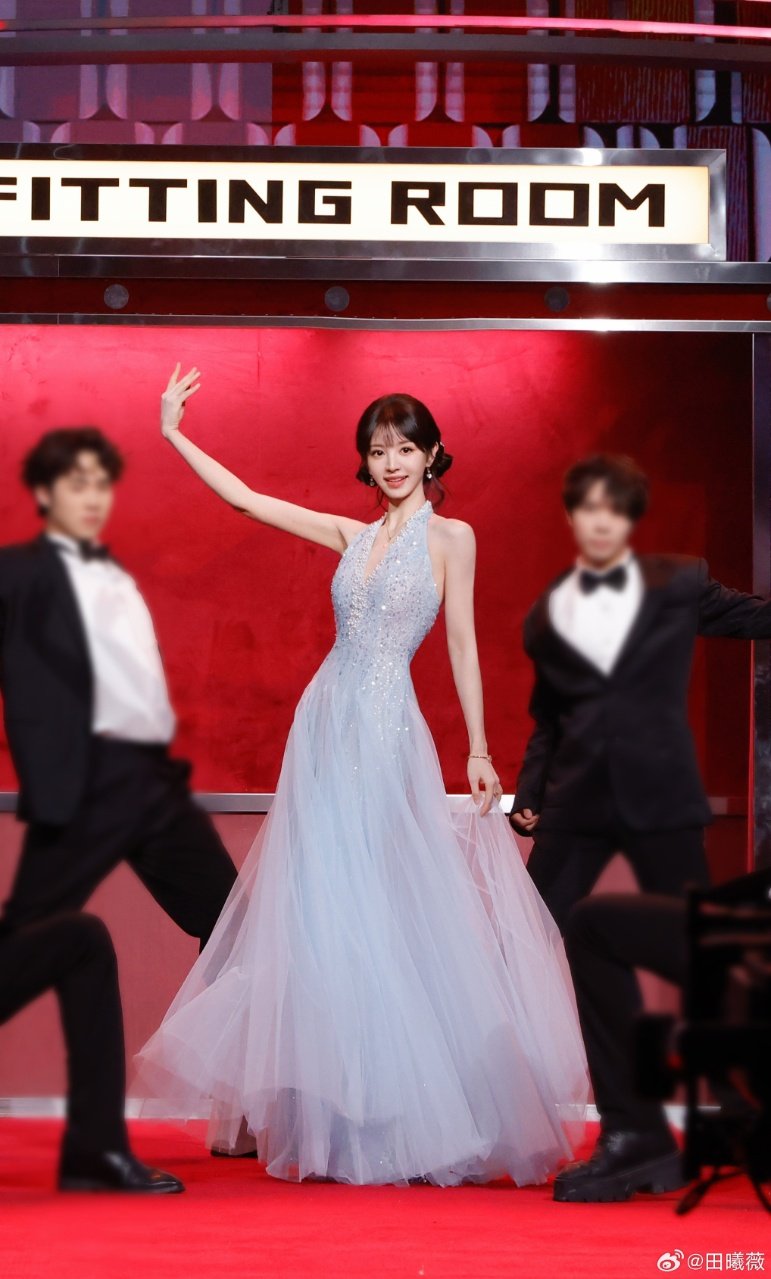 田曦薇樊长玉春日出游田曦薇挂脖闪钻纱裙 田曦薇樊长玉春日出游啦 