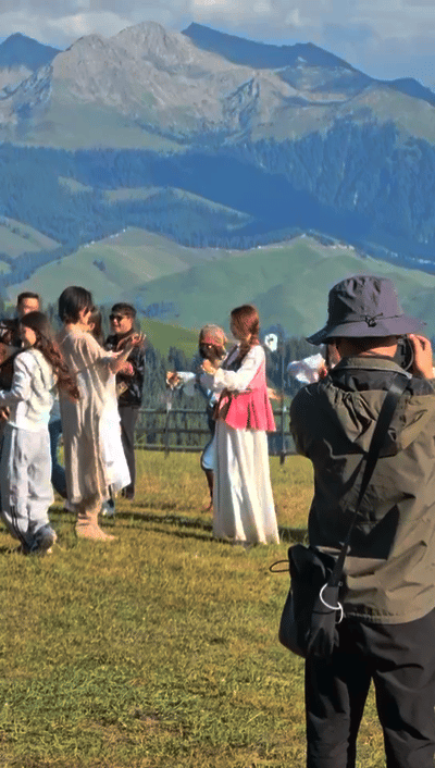 倪妮新疆向野之旅到站停车向野的我们到站停车，奔赴山野的脚步短暂停歇，把新疆的落日