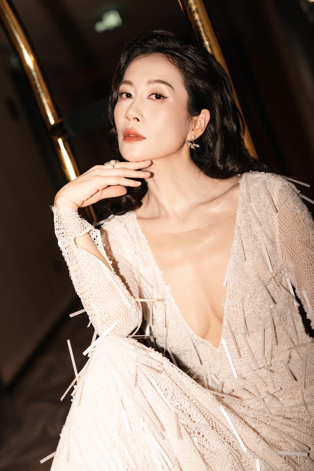 温峥嵘直播时说：“我生孩子之前身高172厘米，生完孩子后长高了2.5厘米，现在有