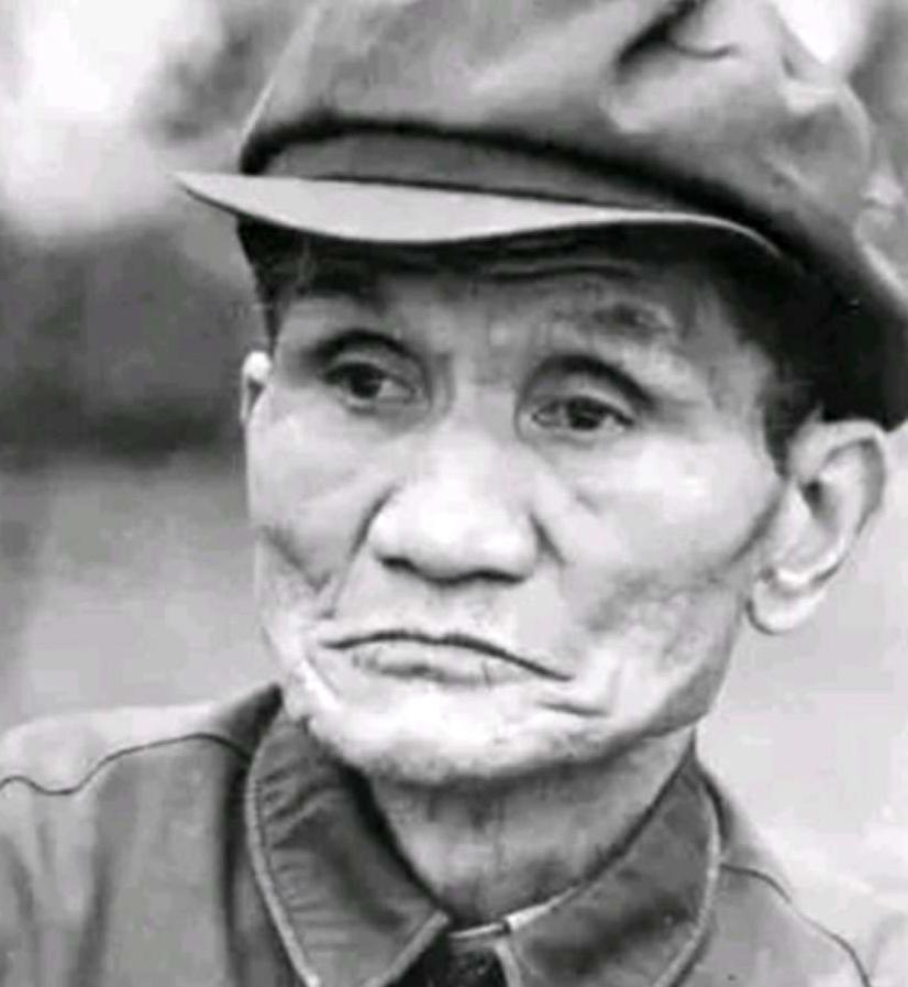 1947年寒冬，山东一位村妇将热腾腾的干粮塞给门前衣衫褴褛的乞讨者，不料对方竟颤