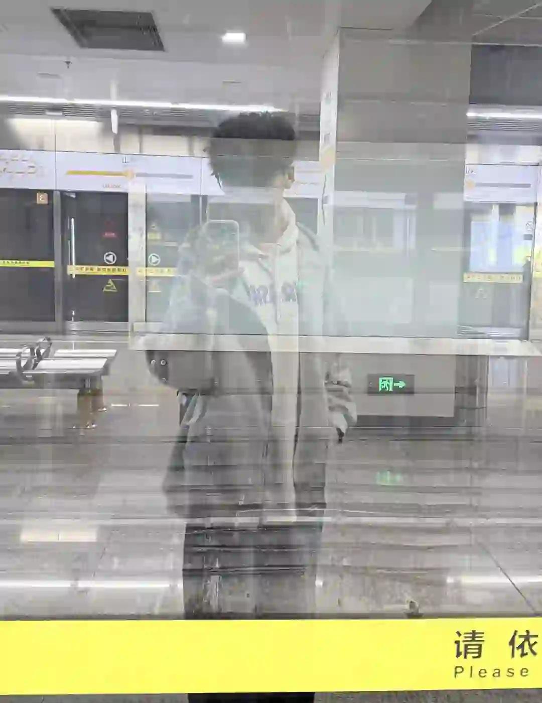 重庆，你别下雨了！！！
下雨天☔️卷毛 原相机 陷入雨天的氛围里 喜欢下雨天独有