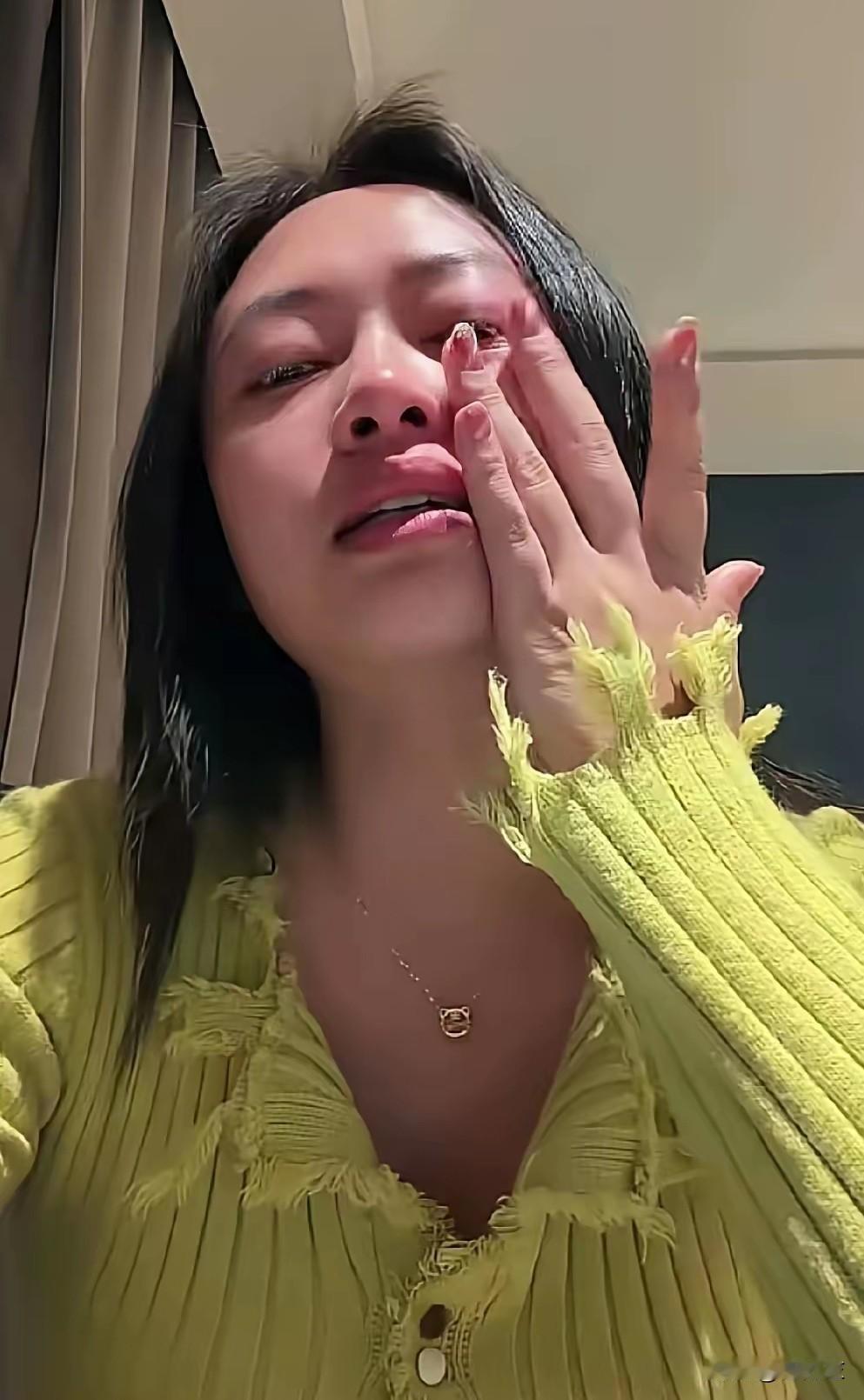 光顾着那一片狼藉的厨房和哭红眼的女主了，竟没注意女主的美甲。
天呐，一个女人不工