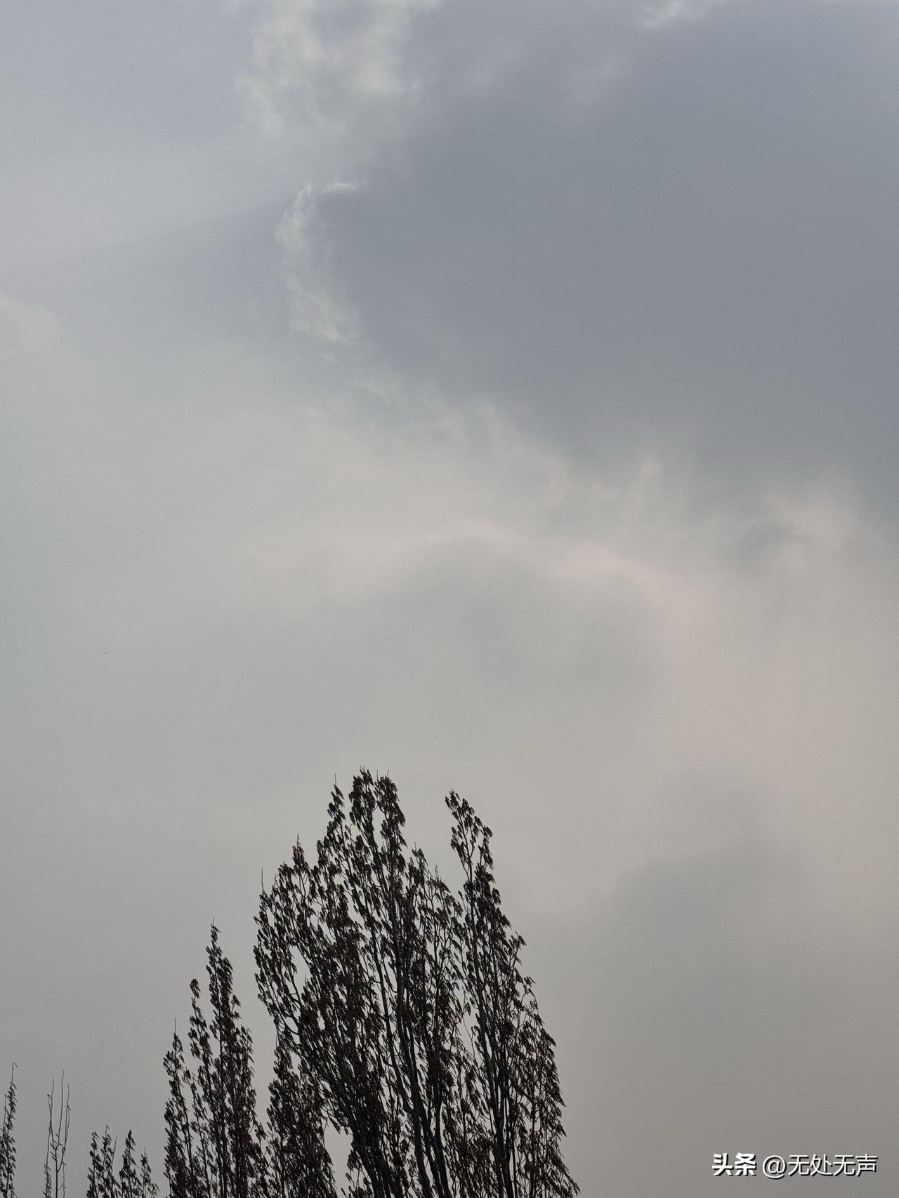 抬头看天，天不是蓝色，灰蒙蒙的，心里有点忧郁……
生活不是你活过的样子，而是你记