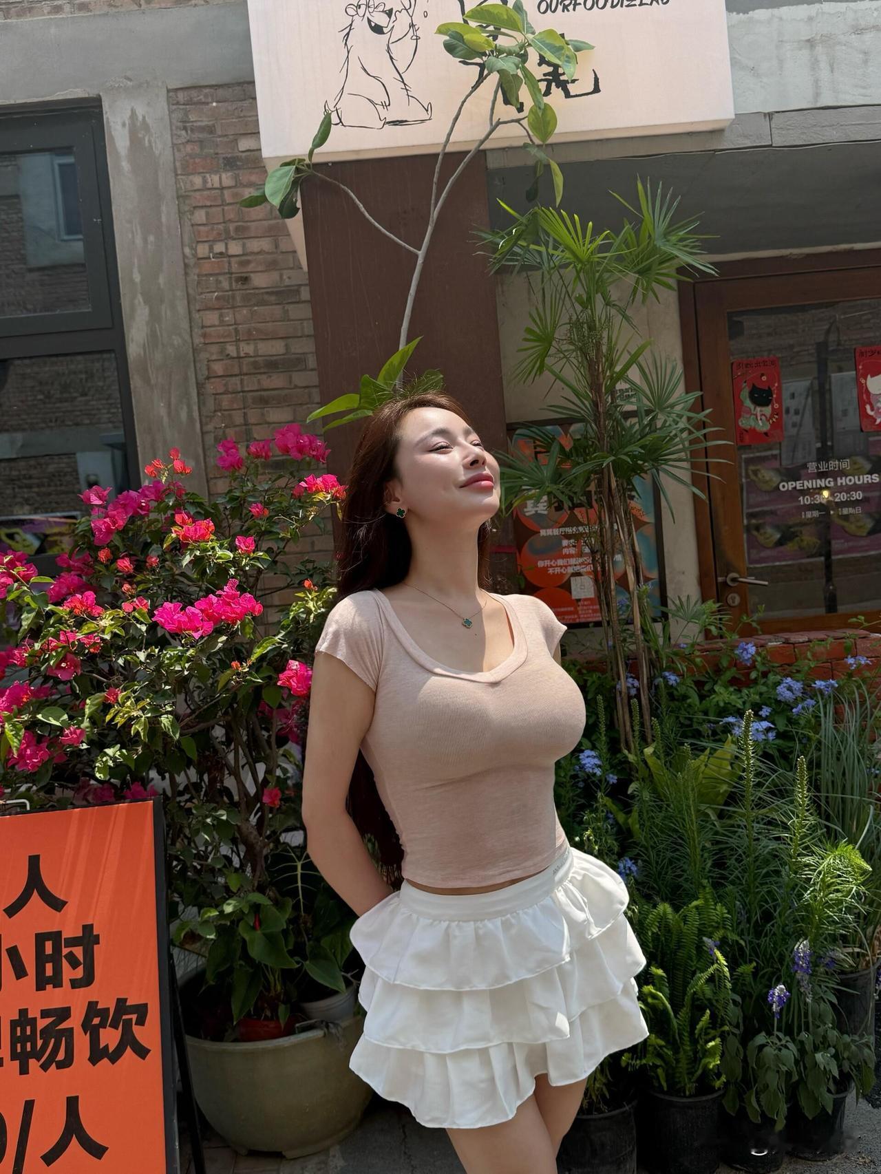 阳光明媚的午后，少女在花丛中微笑，享受美好时光。少女感微笑女孩 少女感笑容 花海