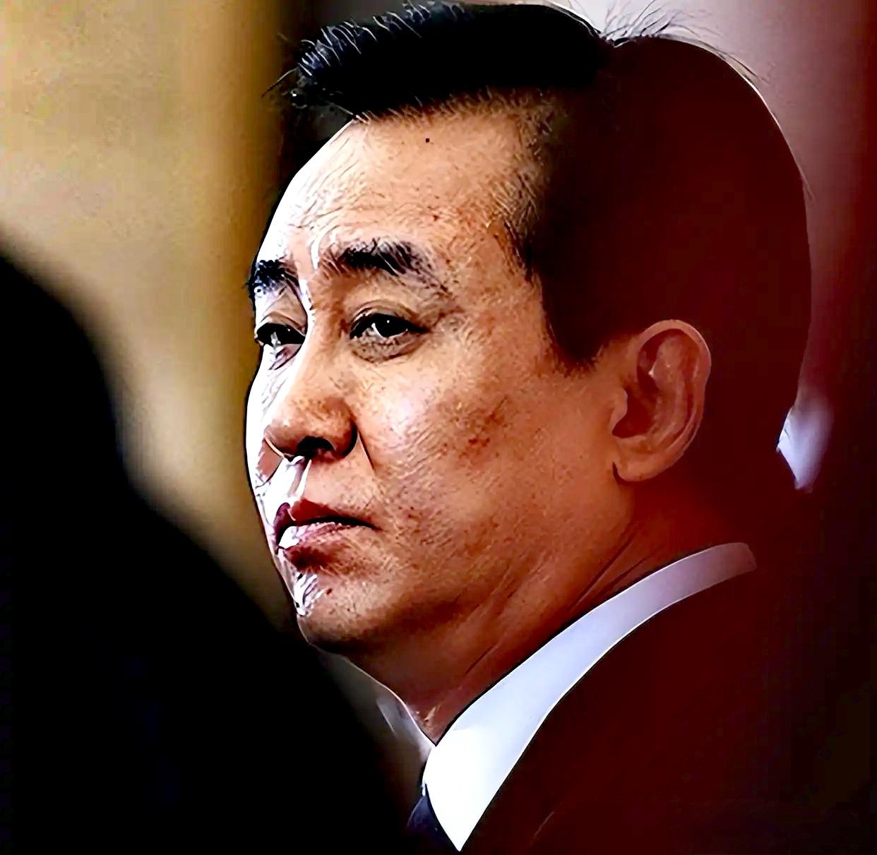 许家印再次出现大众视野，除了头发白了，身姿依然挺拔，双目依然傲然，骨子里透出两个