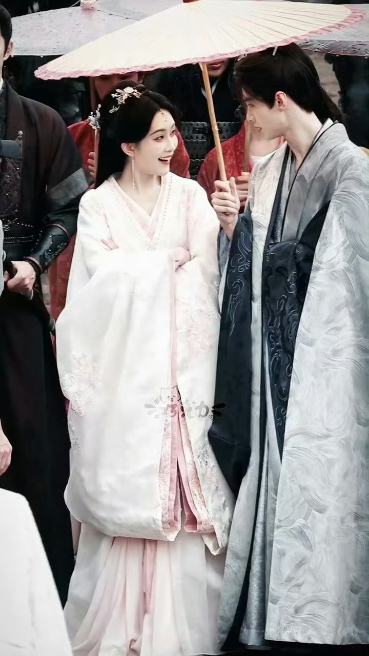 孟子义何与《百花杀》雨中撑伞路透 ​​​