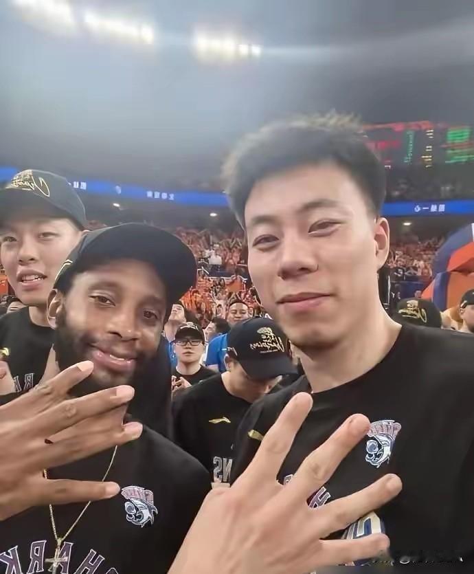 上海男篮能否完成三连冠！恕我直言几乎不可能，原因有四点。
1、CBA三十年至今，