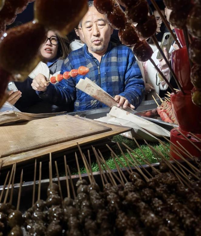 看哭了！山东东营，一大爷在高校门口卖糖葫芦，附近学生和市民排起了长队支持，有人还