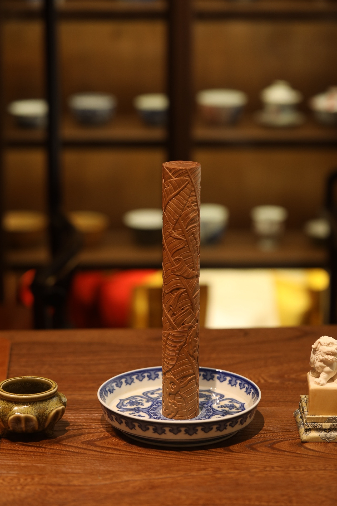 老山檀香 | 湖石蕉叶纹 香筒整料掏挖，料色温润，雕刻湖石挺立，芭蕉婆娑，阔大的