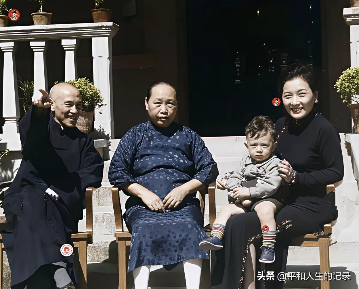 1937年蒋介石与两位夫人毛福梅、宋美龄合影。