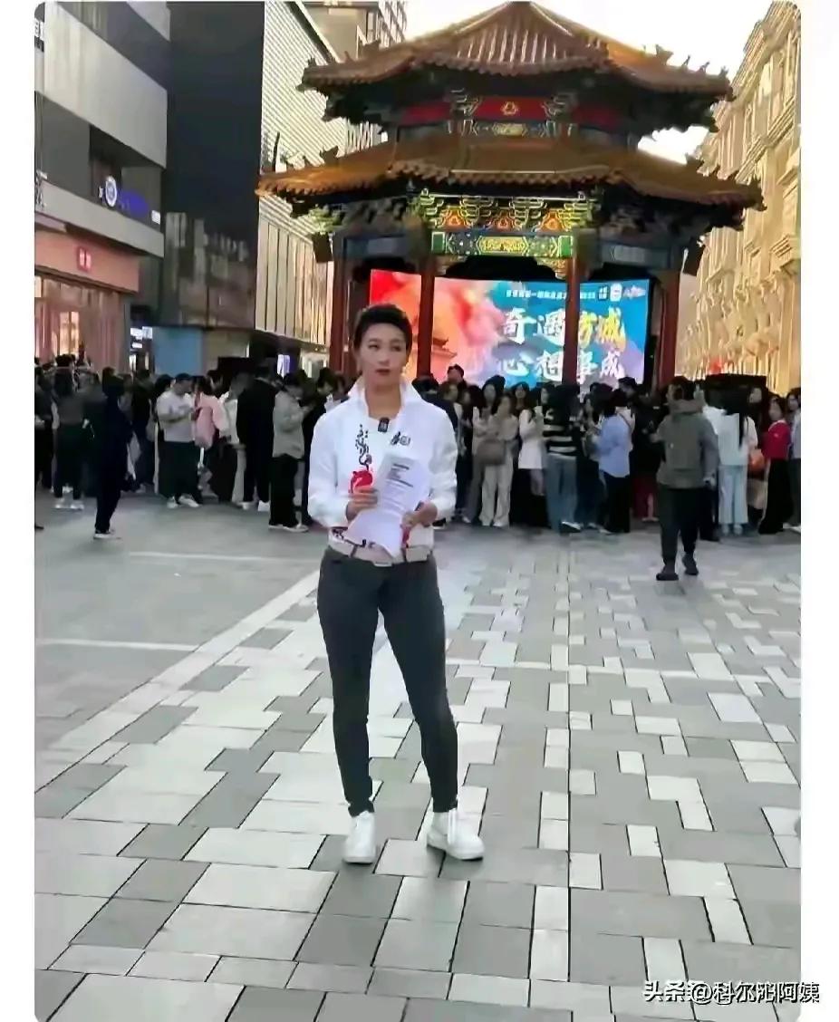 李梓萌这样的穿搭，颜值气质也是一般般，如果不上央视主持台，跟同龄的普通大妈其实沒