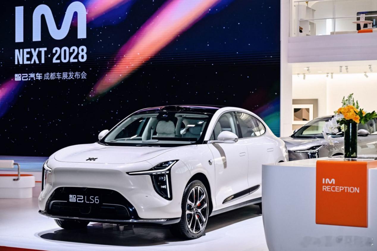 智己发布“NEXT·2028”战略，要把旗舰技术做成全系标配成都车展智己展台的人