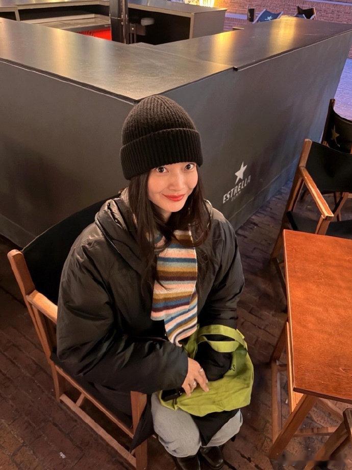 金宇彬申敏儿蜜月照金宇彬镜头下的申敏儿 25日，申敏儿在ins晒出金宇彬在西班牙