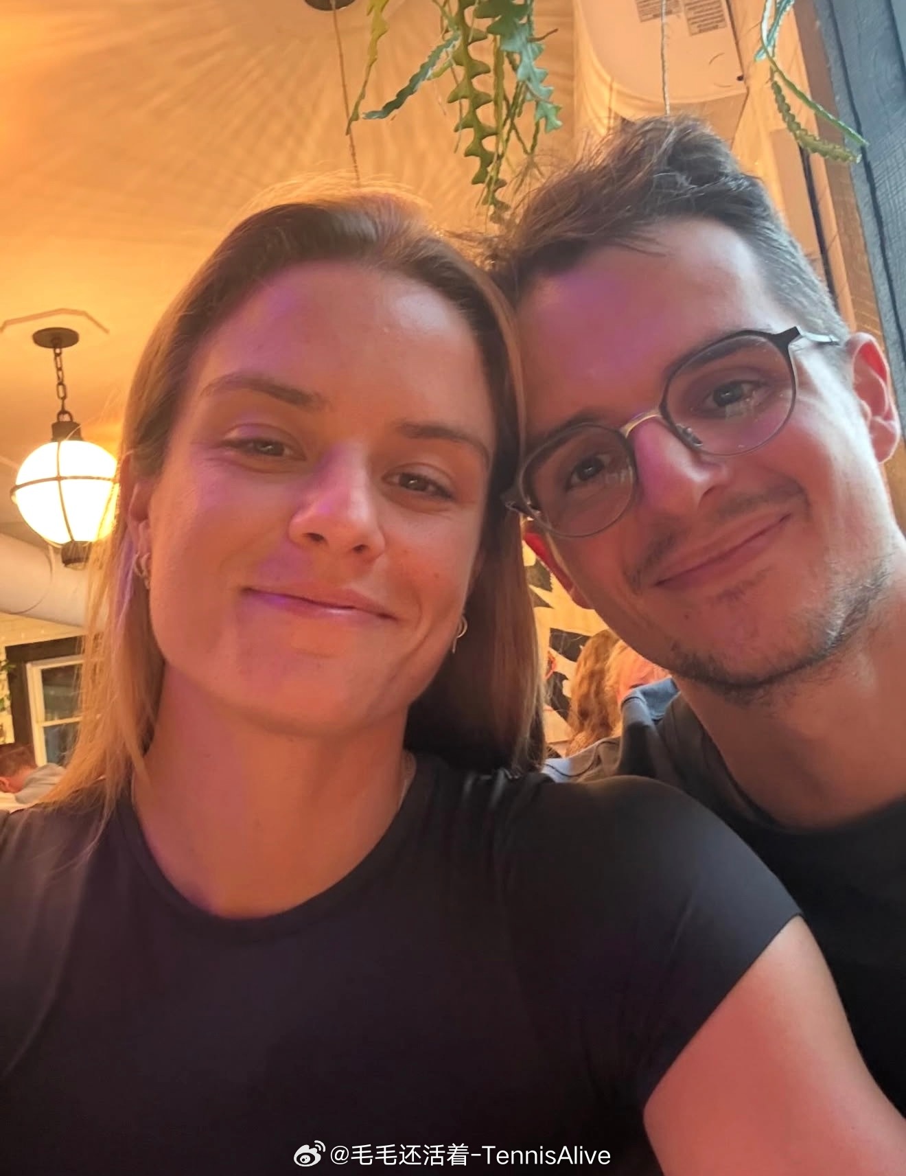 萨卡里罕见秀恩爱称：我永远的爱。 