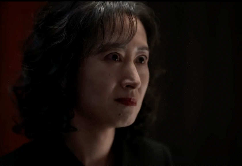 刘敏涛拍完30集被扶着走 疯批角色最怕演成脸谱，她却演出了骨血里的悲凉。一场戏拍