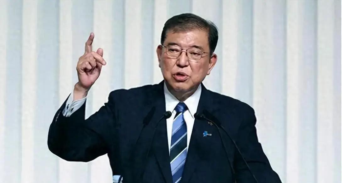 石破茂这人挺有意思，在台上任首相时，万事打不起精神，哪怕是会见美利坚洋叔叔时，也