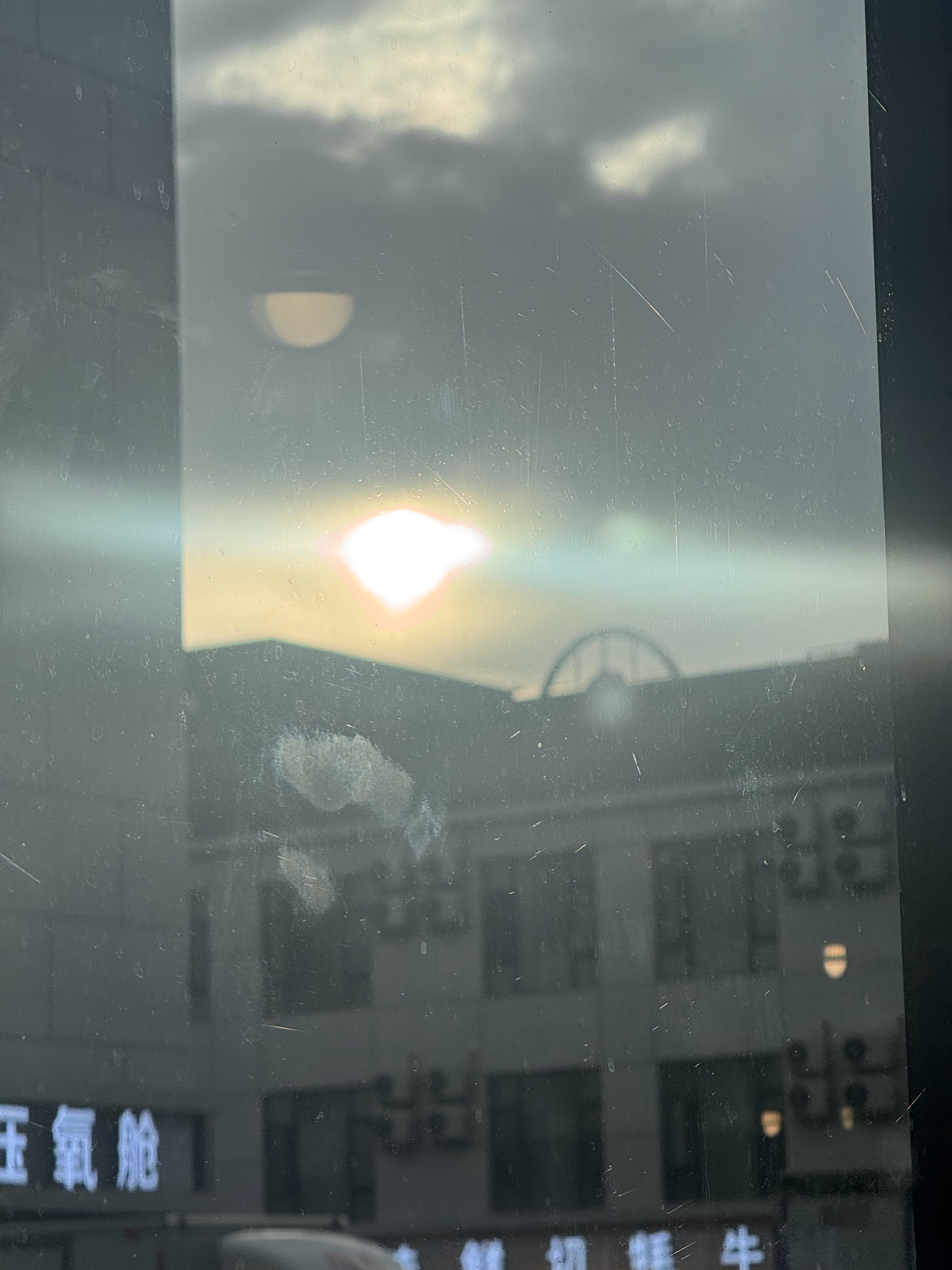 9点多的新疆，太阳直晃眼，怪不得跟我说10点多还得拍摄呢，今天这一天，绝对不止2