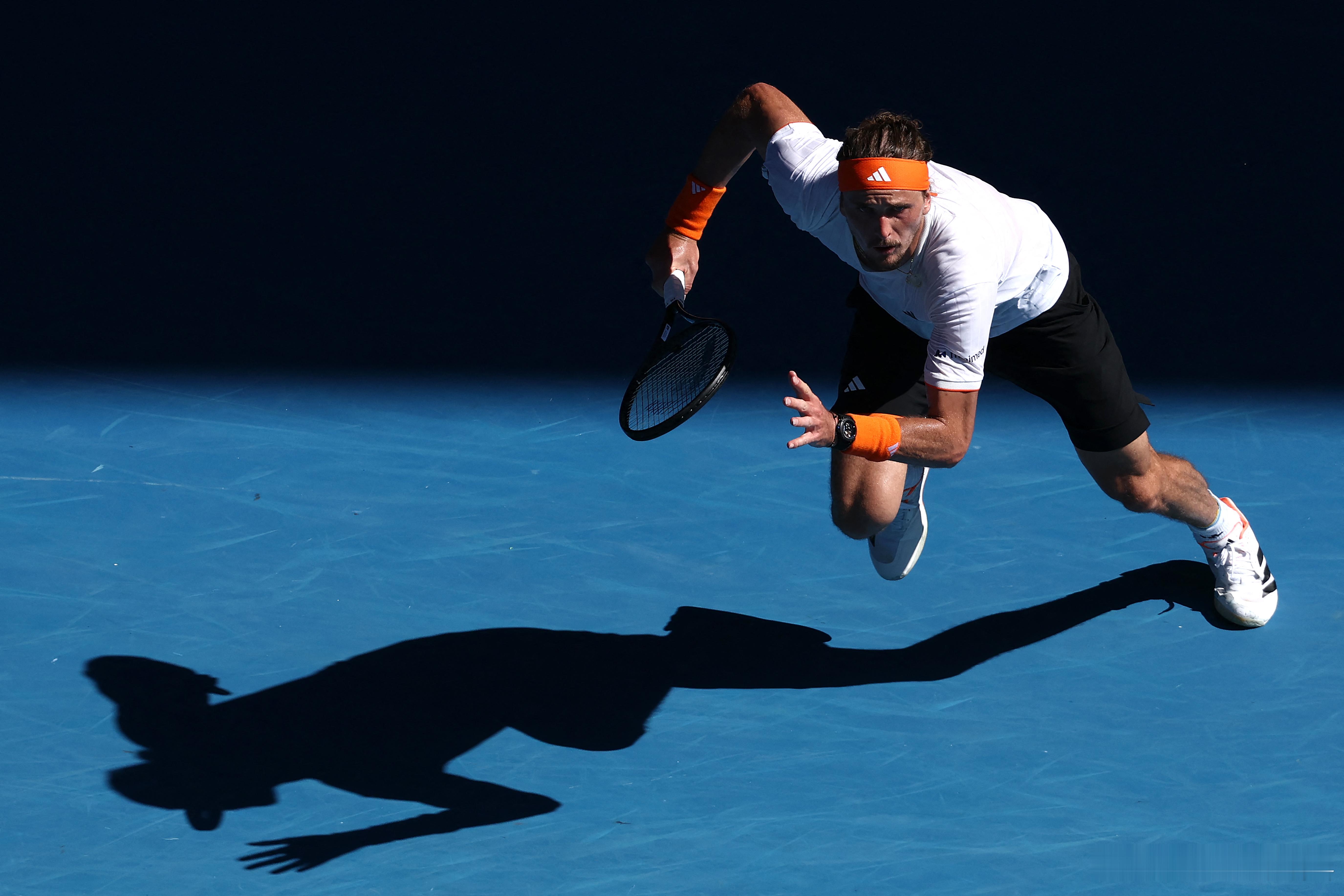 阿尔卡拉斯vs兹维列夫即时战况：澳网2026首场男单半决赛，3号种子兹维列夫7-