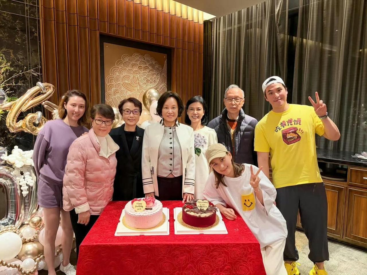 何超莲和姐姐、弟弟，为妈妈陈婉珍庆祝73岁生日 ​​​