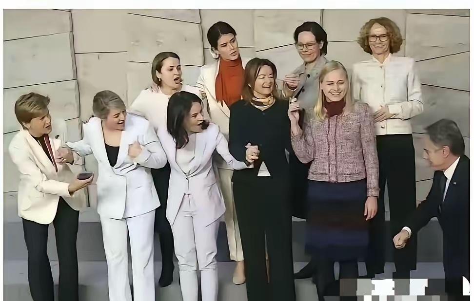 欧洲的衰落，始于女权！

这张照片拍在2024年12月，地点是比利时布鲁塞尔，当